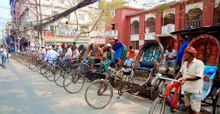 বরিশালের ৮ সড়কে ব্যাটারিচালিত রিকশা চলাচল বন্ধের দাবিতে বিক্ষোভ
