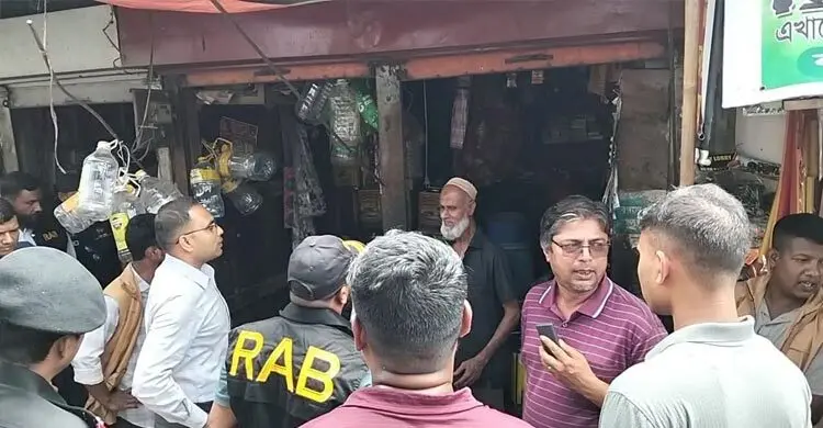 বরিশালে ভোজ্য তেল মজুত করায় দুই ব্যবসায়ীকে জরিমানা