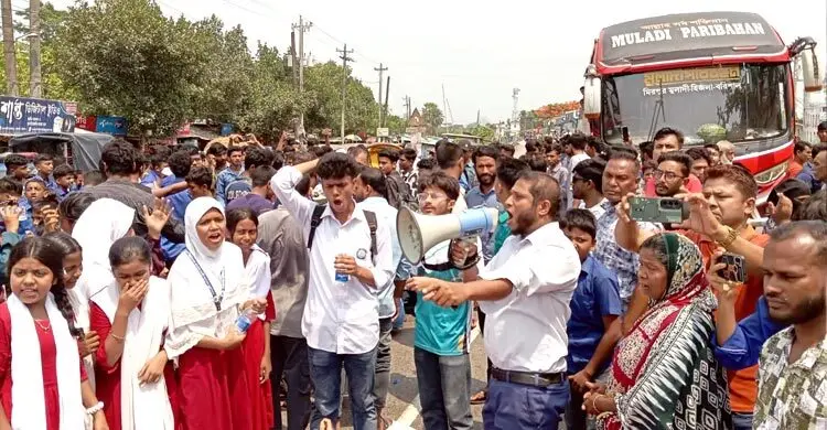 বরিশালে নিরাপদ মহাসড়কের দাবিতে সড়ক অবরোধ করে বিক্ষোভ
