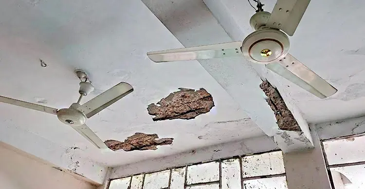 ছাদ থেকে খসে পড়ছে পলেস্তারা, দেওয়ালে বড় বড় ফাটল