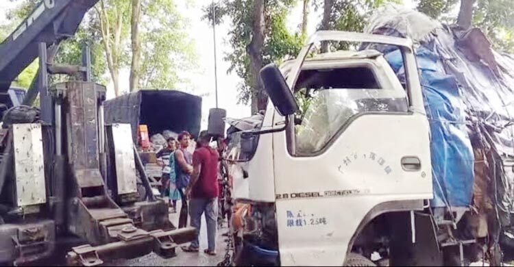 মাদারীপুরে ঢাকা-বরিশাল মহাসড়কে দুই ট্রাকের সংঘর্ষ, নিহত ১