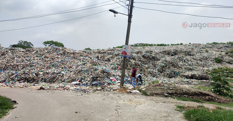 বর্জ্যের বোঝা বইছে পুরানপাড়ার মানুষ