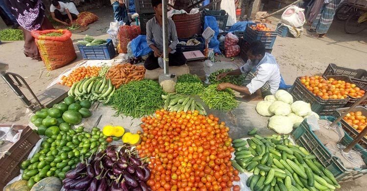 বরিশালে সবজির দাম স্থিতিশীল, চড়া মাছের দাম