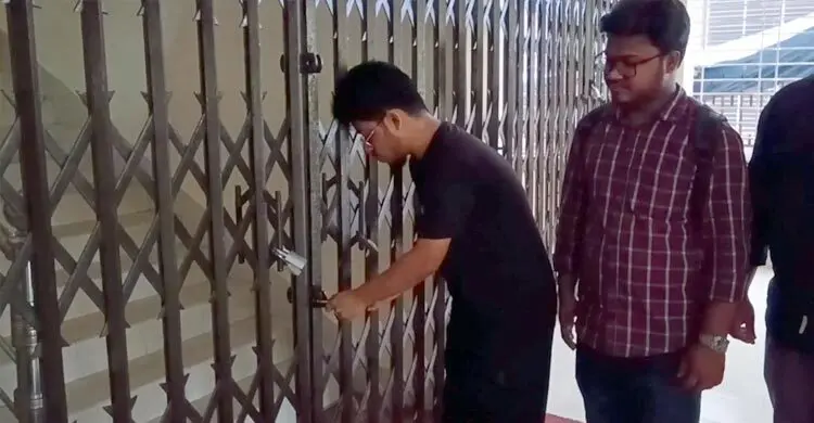 বরিশালে স্বাস্থ্য পরিচালকের অপসারণ দাবিতে মূল ফটকে তালা