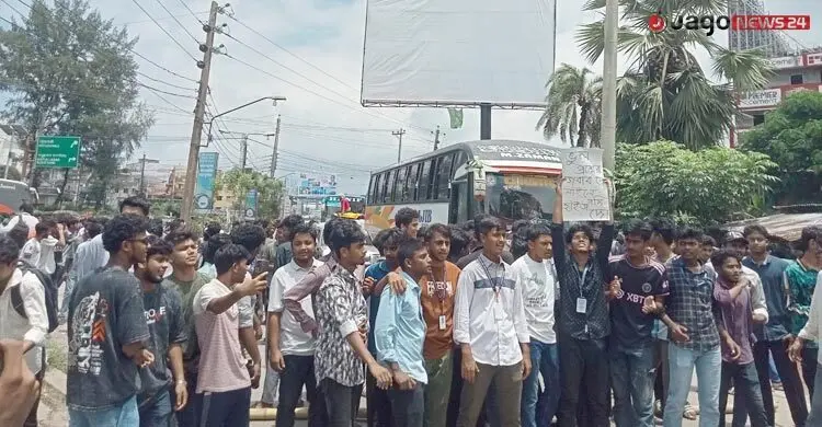 বরিশালে এইচএসসি পরীক্ষার্থীদের মহাসড়ক অবরোধ