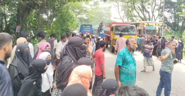 বাসের ধাক্কায় মাদরাসার শিক্ষিকা নিহত, মহাসড়ক অবরোধ করেন শিক্ষার্থীরা