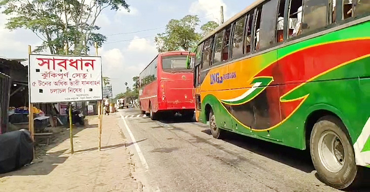 বালুর বস্তার ওপর দাঁড়িয়ে ঢাকা-বরিশাল মহাসড়কের উজিরপুর সেতু