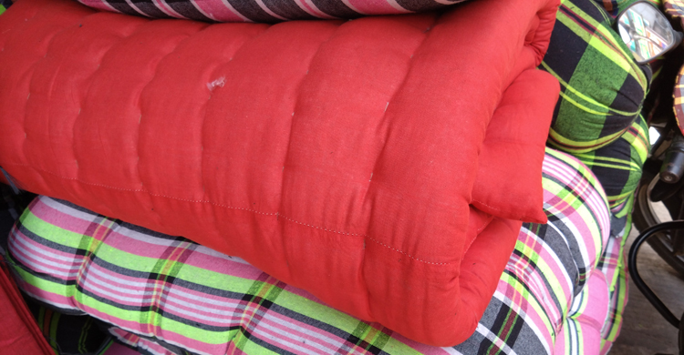 শীত বাড়ার সঙ্গে ভিড় বাড়ছে লেপ-তোশকের দোকানে