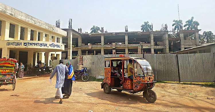 ১৮ মাসের কাজ ৪ বছরেও শেষ করতে পারেনি গণপূর্ত বিভাগ, দুর্ভোগে রোগীরা 
