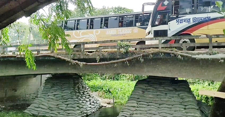 বালুর বস্তার ওপর দাঁড়িয়ে ঢাকা-বরিশাল মহাসড়কের উজিরপুর সেতু