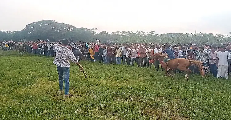 বরিশালে বৈশাখী মেলায় ঐতিহ্যবাহী ঘোড়দৌড় দেখতে মানুষের ঢল