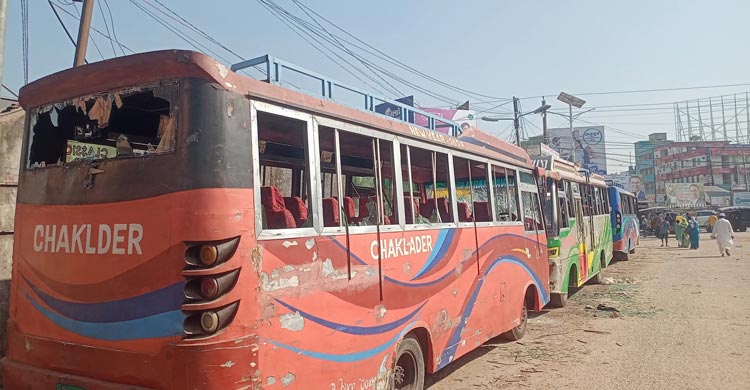 কলেজ শিক্ষার্থী-শ্রমিক সংঘর্ষ: বরিশালে অভ্যন্তরীণ রুটে বাস চলাচল বন্ধ