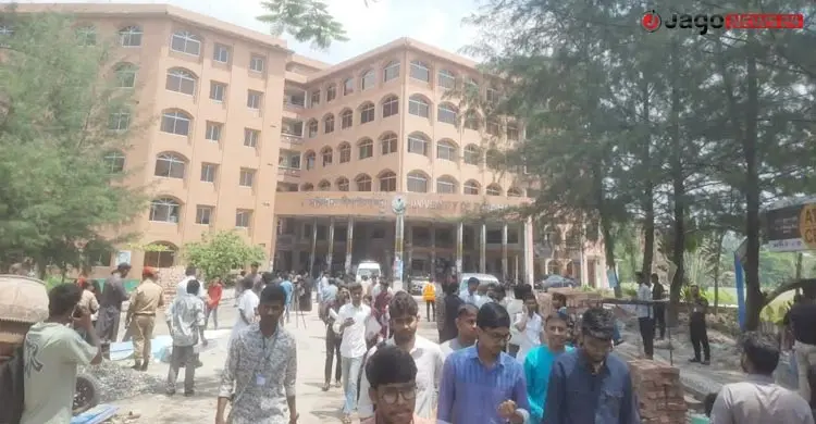 উচ্চশিক্ষার খরচ সামলাতে হিমশিম, ভরসা টিউশনি-খণ্ডকালীন কাজ