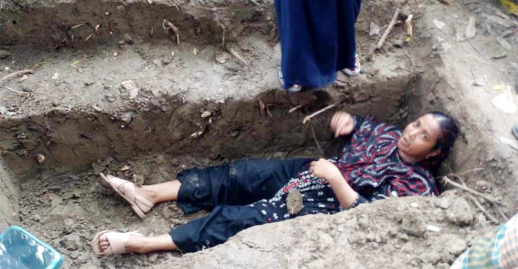 মৃত শাশুড়ির জন্য খোঁড়া কবরে শুয়ে পুত্রবধূর বাধা