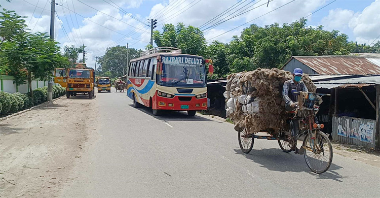 মধুখালী-রাজবাড়ী সড়কে এক যুগ পর বাস চলাচল শুরু