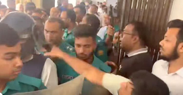 আদালতে খায়রুল বাশারকে মারধর, ৯৯ মামলার ১৪টিতে জামিন