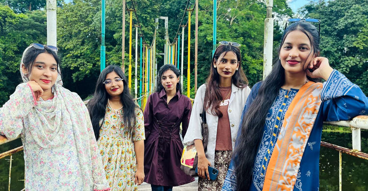 পাহাড় ও সমুদ্রের খোঁজে আমরা