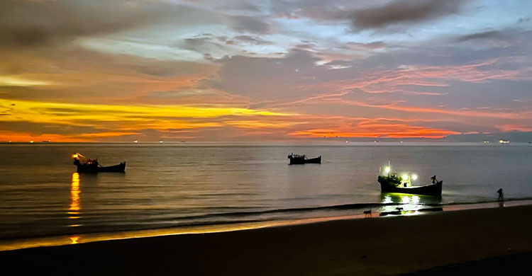 পাহাড় ও সমুদ্রের খোঁজে আমরা