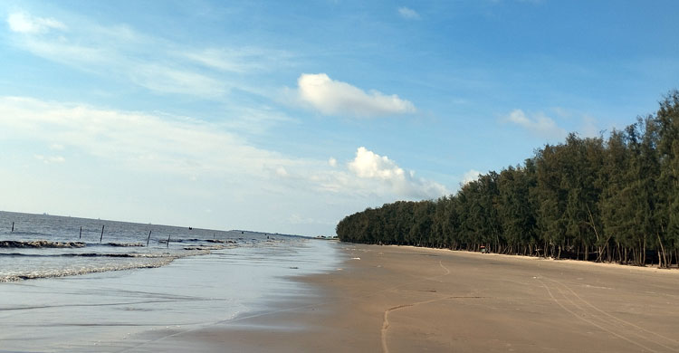 পাহাড় ও সমুদ্রের খোঁজে আমরা