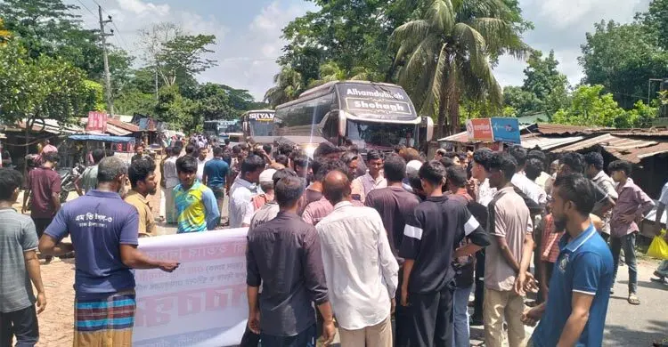 ভ্যান চালক মঞ্জু হত্যার বিচার দাবিতে ঢাকা-বরিশাল মহাসড়ক অবরোধ