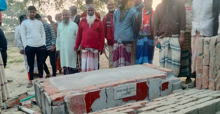 হাত ধোয়ার পরিত্যক্ত বেসিন ধসে দুই শিশুর মৃত্যু