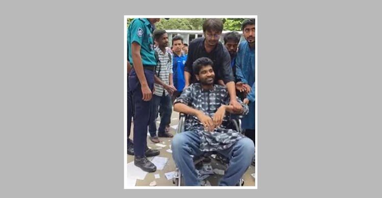 হুইলচেয়ারে করে ভোটকেন্দ্রে মেঘমল্লার