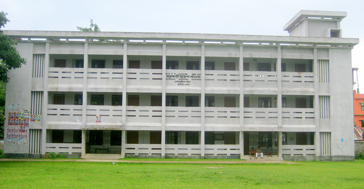 শ্রেণিকক্ষে ফেসবুকিং, ৩৫ শিক্ষার্থীর স্মার্টফোন জব্দ