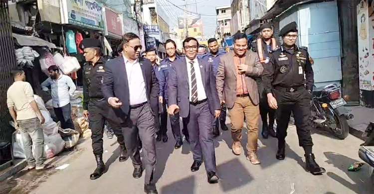 রাস্তায় রাস্তায় ঘুরছেন নাটোরের ডিসি-এসপি, ভোটারদের দিচ্ছেন অভয়