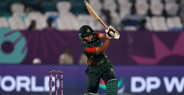 বৃষ্টি শেষে শুরু হলো খেলা, কাটা হলো ৭টি করে ওভার