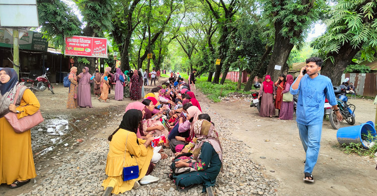 কম্বাইন্ড ডিগ্রির দাবিতে ঢাকা-ময়মনসিংহ রেলপথ অবরোধ