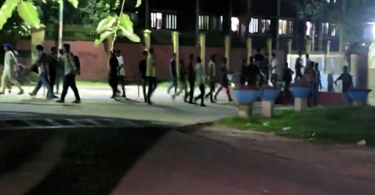 এবার বাকৃবিতে আন্দোলনকারী শিক্ষার্থীদের ওপর বহিরাগতদের হামলা