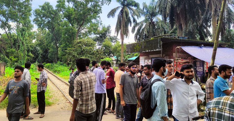 কম্বাইন্ড ডিগ্রির দাবিতে ঢাকা-ময়মনসিংহ রেলপথ অবরোধ