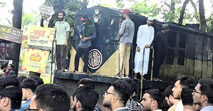 একইদিনে দুইবার ট্রেন অবরোধ বাকৃবি শিক্ষার্থীদের
