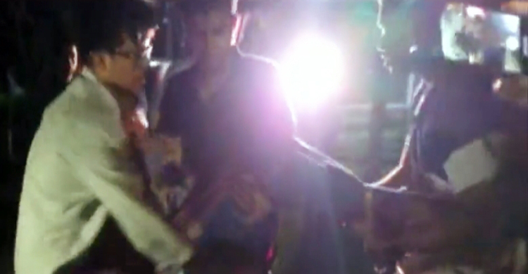 বাকৃবিতে আন্দোলনকারী শিক্ষার্থীদের ওপর বহিরাগতদের হামলা