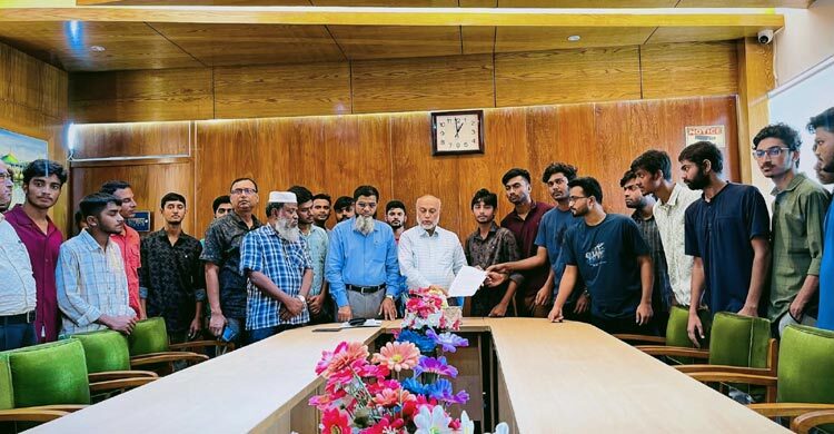 ছাত্র সংসদ নির্বাচনের তফসিলসহ ৯ দফা দাবিতে স্মারকলিপি