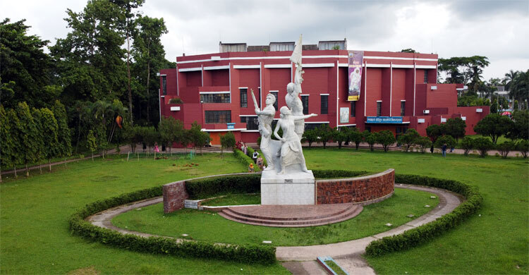 ৩৪ দিন পর ক্লাসে ফিরলেন বাকৃবি শিক্ষার্থীরা