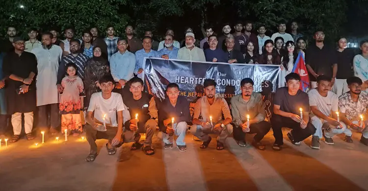 মোম জ্বেলে বন্যায় নিহতদের স্মরণ করলেন বাকৃবির নেপালি শিক্ষার্থীরা