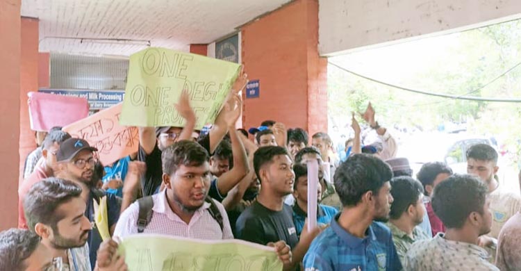কম্বাইন্ড ডিগ্রির দাবিতে অনুষদের ফটকে তালা দিয়ে বিক্ষোভ