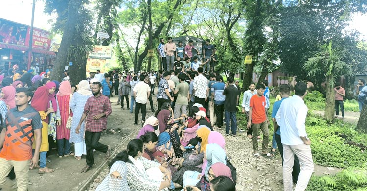 একইদিনে দুইবার ট্রেন অবরোধ বাকৃবি শিক্ষার্থীদের