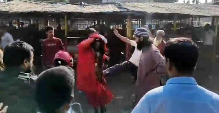 ঠাকুরগাঁওয়ে আদালত প্রাঙ্গণে বাউলদের ওপর হামলা