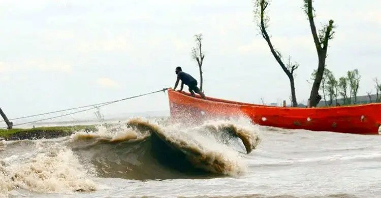 বঙ্গোপসাগরে ঘূর্ণিঝড় ‘ডিটওয়াহ’, চার বন্দরে ২ নম্বর সংকেত