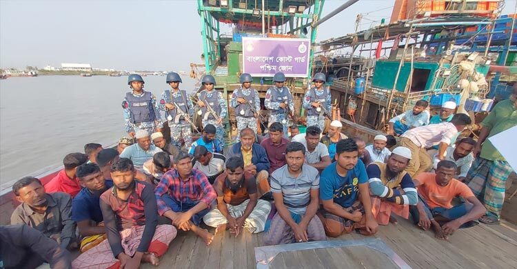 বঙ্গোপসাগরে ৩ অবৈধ ট্রলিং বোটসহ ৩৭ জেলে আটক