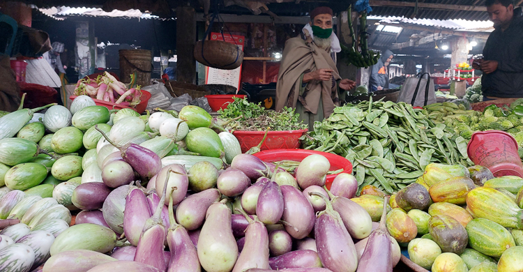 ‘বাজার করতে এসে হিসাবই মিলছে না’
