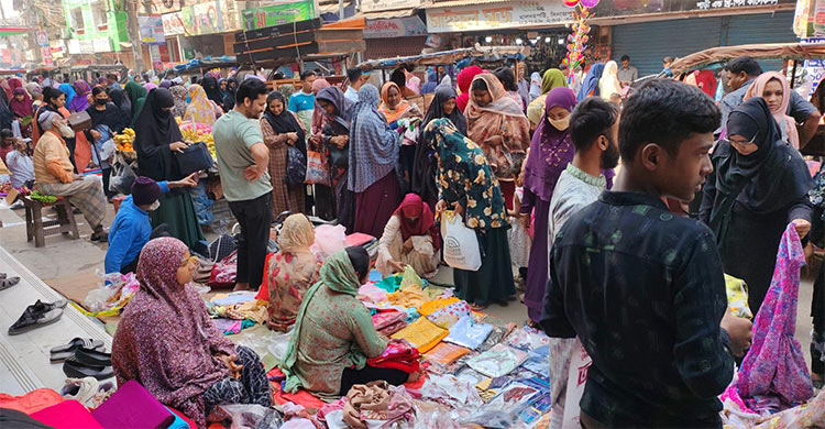 রমজানের প্রথম শুক্রবারেই জমজমাট দিনাজপুরের বউবাজার