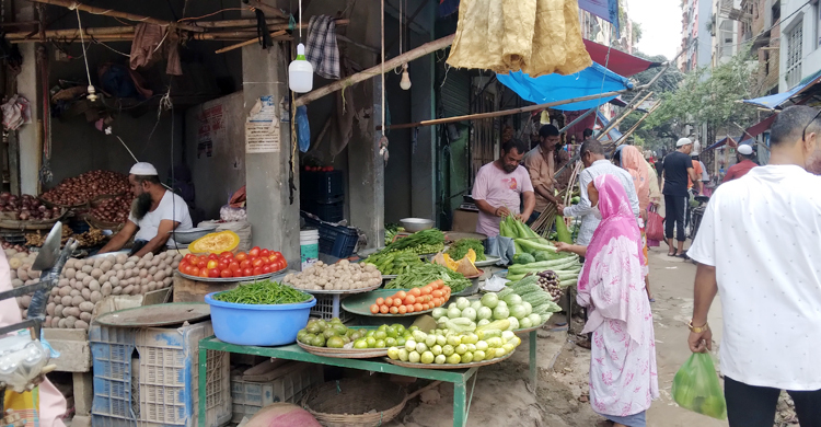 মুরগিতে স্বস্তি, চাল-সবজি বিক্রি হচ্ছে বাড়তি দামেই