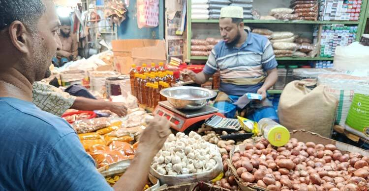 চড়া বাজারে ক্রেতার আক্ষেপ, 'ডিম-দুধ ছাড়তে হয়েছে দামের কারণে'