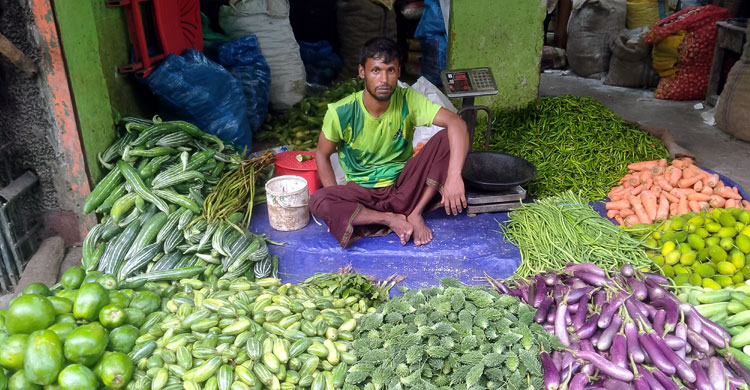 ময়মনসিংহে মাছের দাম কমলেও বেড়েছে সবজির
