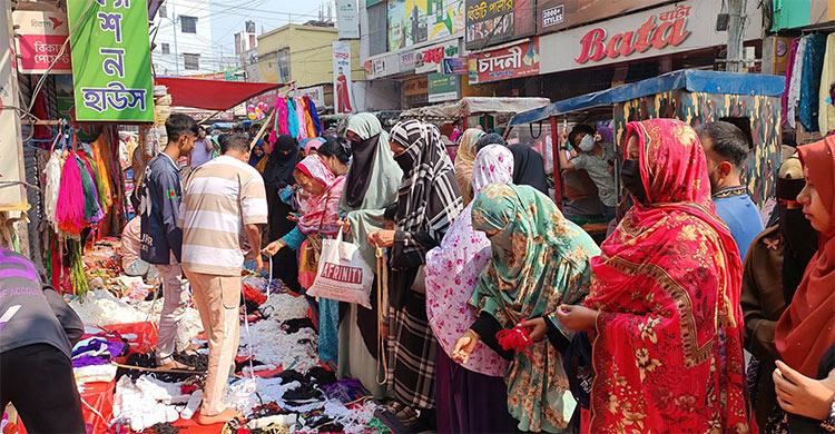 রমজানের প্রথম শুক্রবারেই জমজমাট দিনাজপুরের বউবাজার