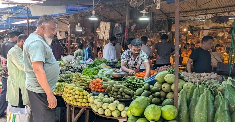 সবজির দাম কমেছে, পেঁয়াজ-আলু ঊর্ধ্বমুখী