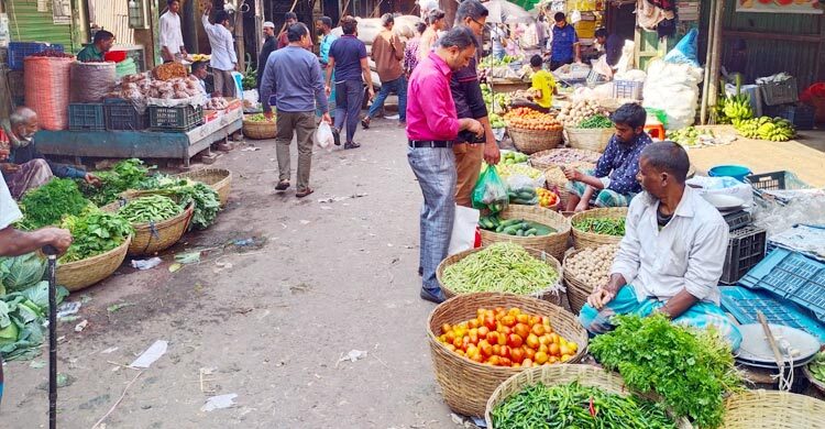 ময়মনসিংহে কমেছে সবজি-মুরগির দাম